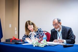 Dr. 雅库布·米尔扎和特蕾西·菲茨西蒙斯博士.D.与此同时，美国签署了为Barzinji全球虚拟学习研究所(Barzinji Institute for Global Virtual Learning)提供资金的协议.